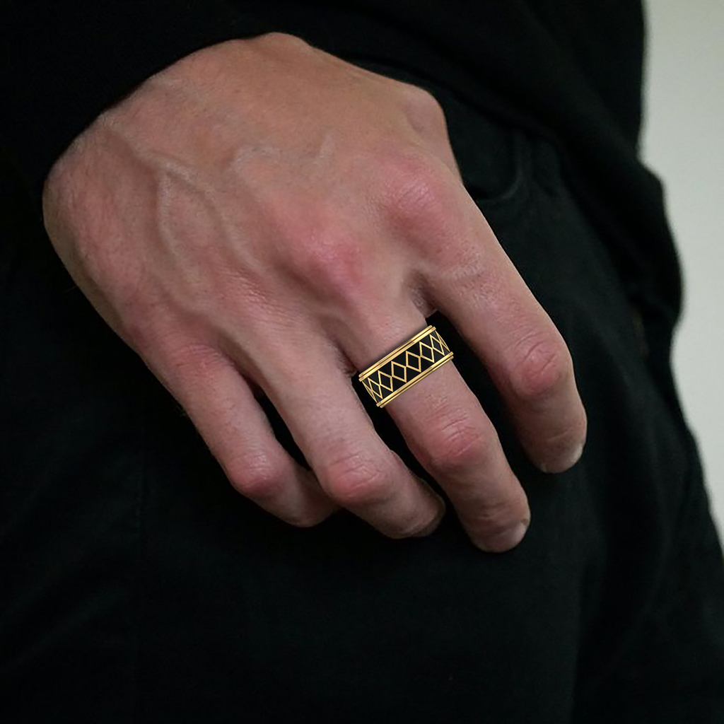 Zigzag-Design Gold Plated Black Enamel Spinner Band Ring